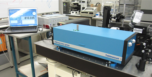 Autoscanned CW narrow-line laser system
